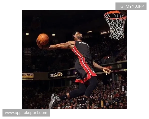 詹姆斯赛前热身秀暴扣，球迷高呼历史最佳